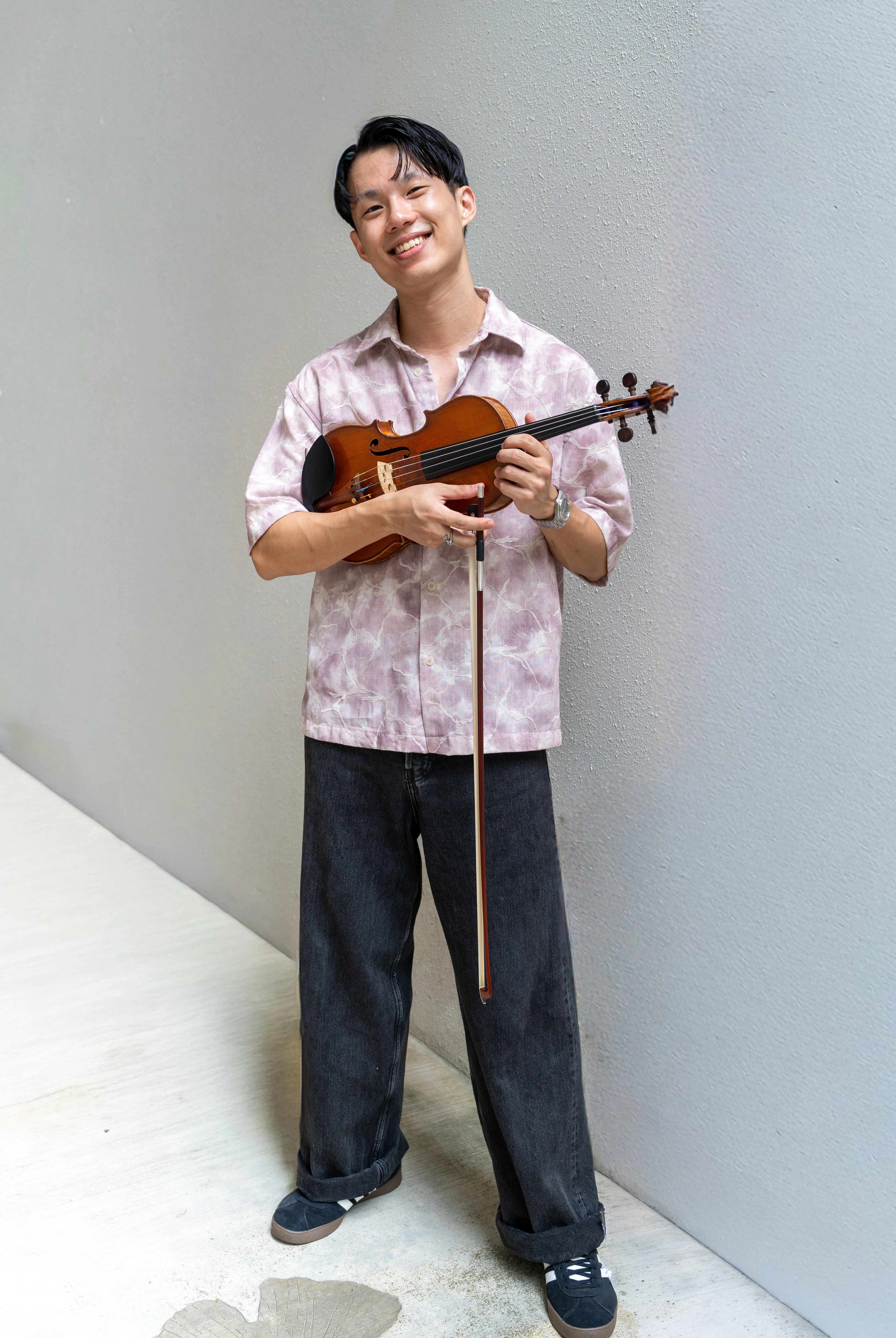 Ding Sng with a violin